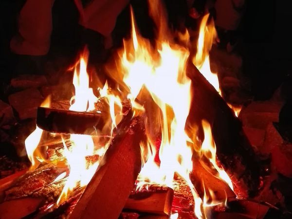 Lagerfeuer mit Würstelgrillen bei der Jahresabschlussfeier
