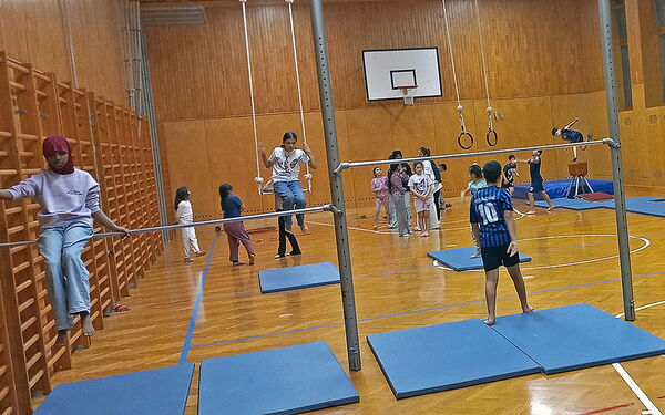 Turnen in der Sporthalle