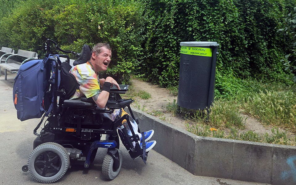 Es gibt einen Bedarf nach Mistkübeln ohne Barrieren.