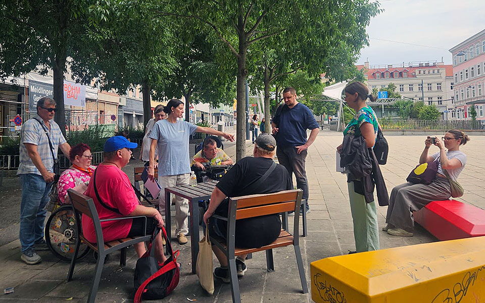 Prüfung der Infrastruktur am Dornerplatz auf Barrierefreiheit.