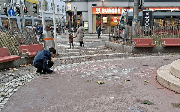 Kreidebotschaften gegen Gewalt am Elterleinplatz