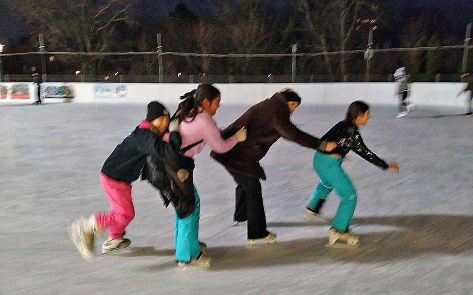 Die Kinder hatten großen Spaß beim Eislaufen.