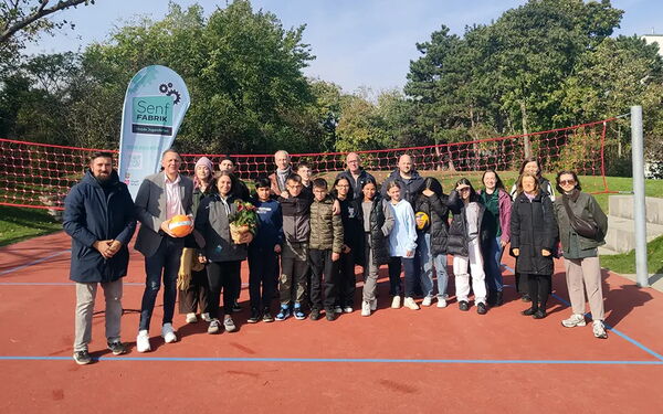 Ein Gruppenfoto auf einem Volleyballplatz