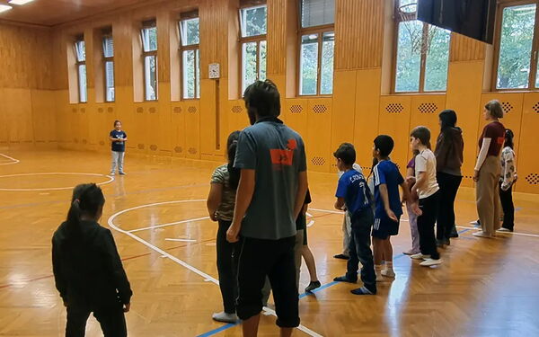 Ein Foto von Kindern in der wiedereröffneten Sporthalle