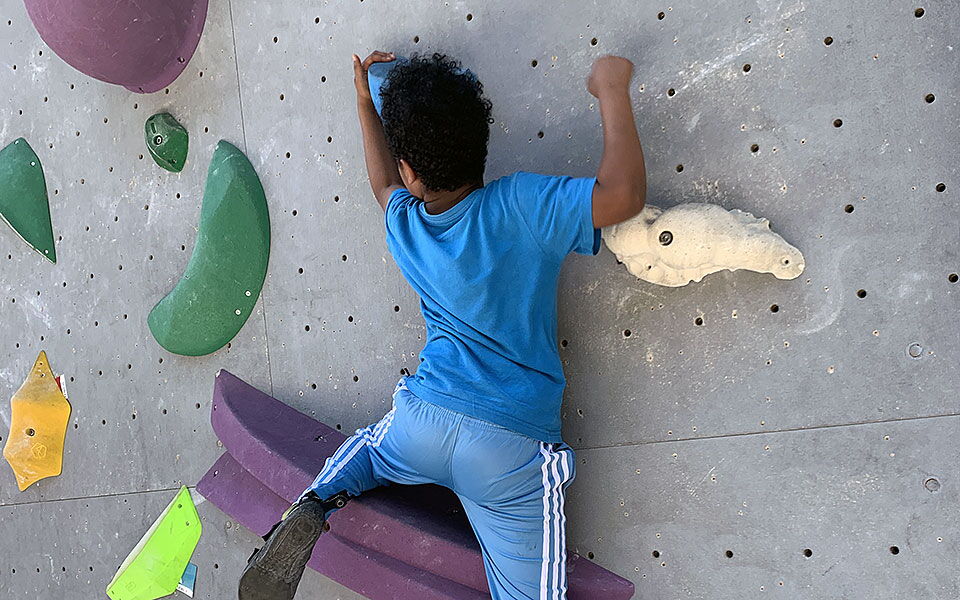 Ein Kind beim Bouldern.
