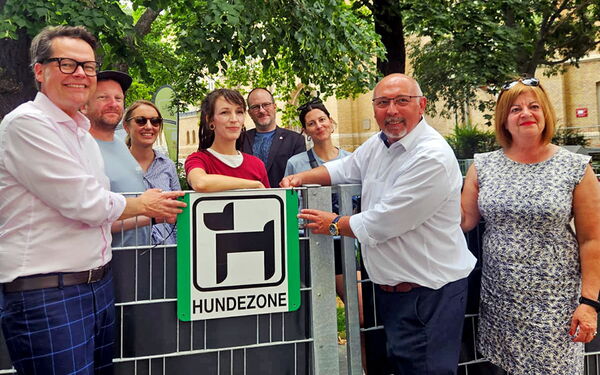 Eröffnung der Hundezone im Clemens-Hofbauer-Park durch Bezirksvorsteher Peter Jagsch, Bezirksvorsteher-Stellvertreterin Elisabeth Mössmer und Stadtrat Jürgen Czernohorszky.