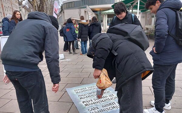 Bei der Aktion gegen Gewalt haben wir den Gehsteig mit Slogans besprüht.