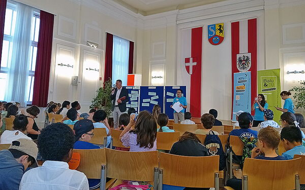 Das Kinder- und Jugendparlament Simmerung bei einer Sitzung.