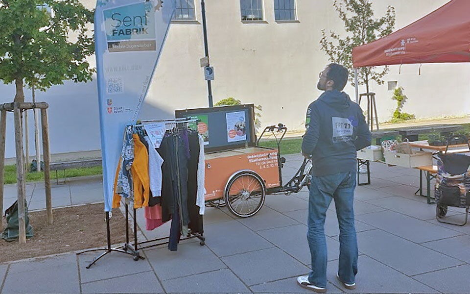 Jährlicher Pflanzentausch am Franz-Haas-Platz