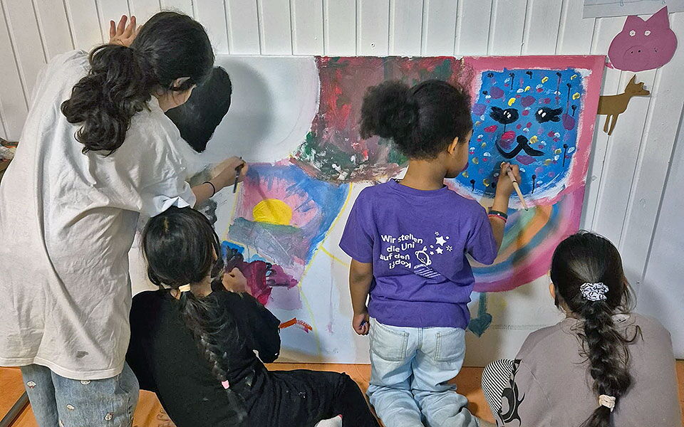 Gemeinsame Arbeit am Riesenbild am Mädchentag