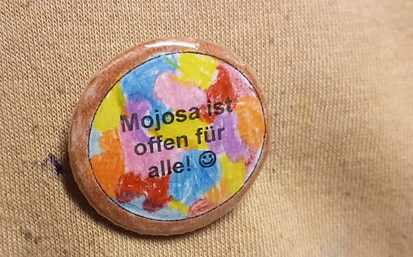 Ansteckbutton mit dem Slogan "mojosa ist offen für alle!"