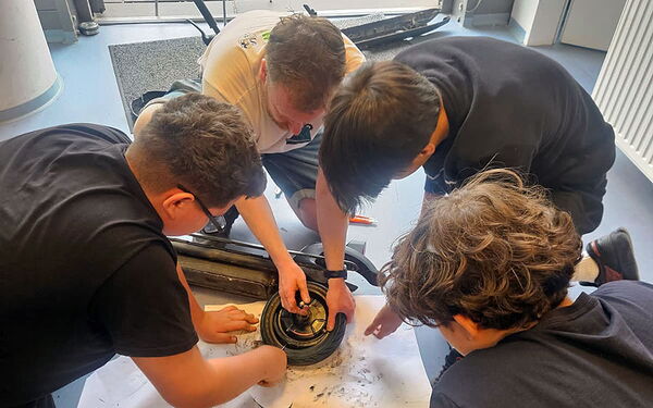 Mit drei Jugendlichen bei der Reparatur-Werkstatt.