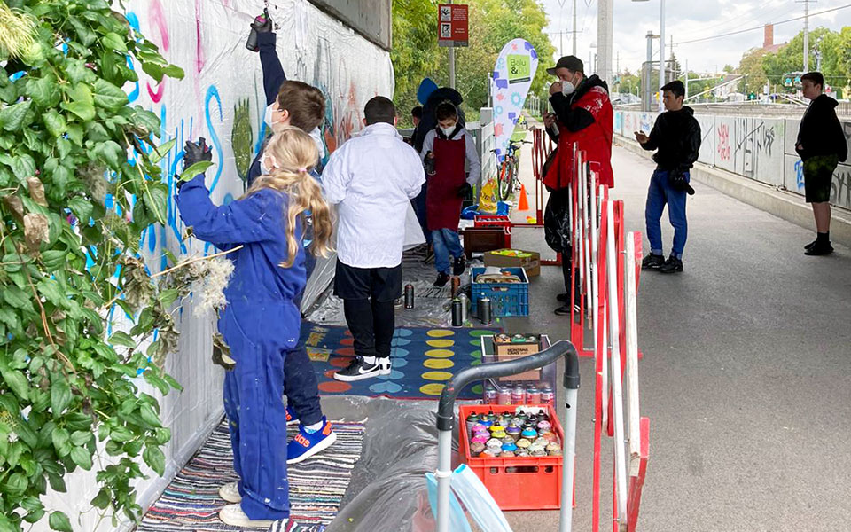 Ein neues Graffiti entsteht Ein neues Graffiti entsteht