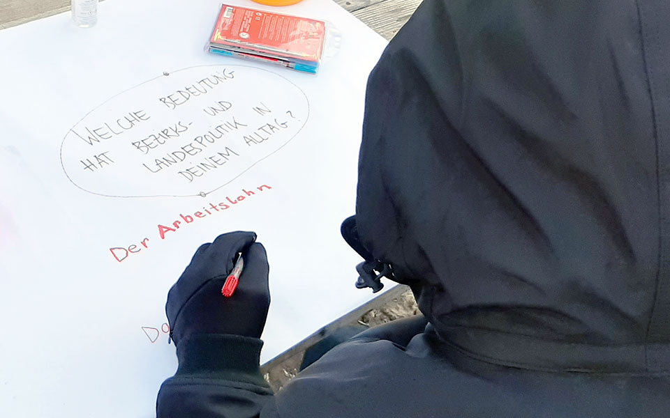 Jugendliche erarbeiten Informationen zum politischen Diskurs