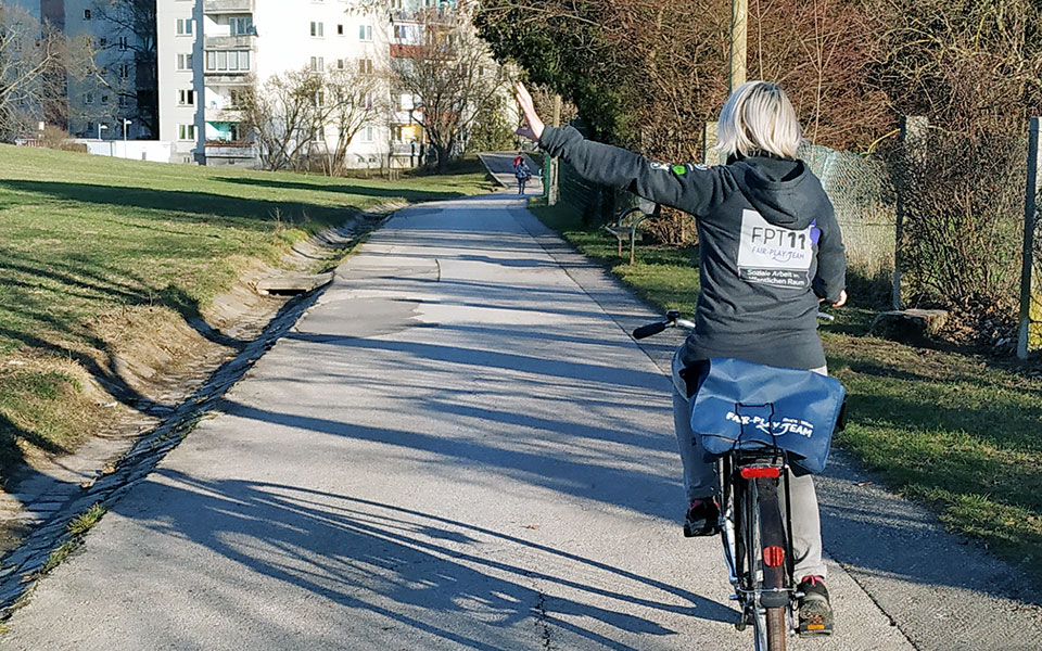 Ab 7. Jänner 2021 sind wir wieder in Simmering unterwegs. Eine FTP11-Mitarbeiterin ist auf dem Fahrrad in Simmering unterwegs.