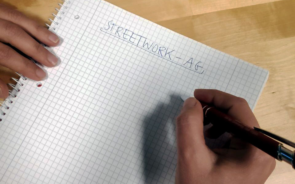 Die Streetwork AG ist ein Weiterbildungsformat von Blau&Du. Ein Mitarbeiter macht sich Notizen zur Streetwork AG.