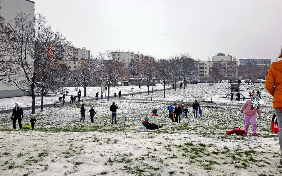 Viele Menschen beim Rodeln in einem Simmeringer Park