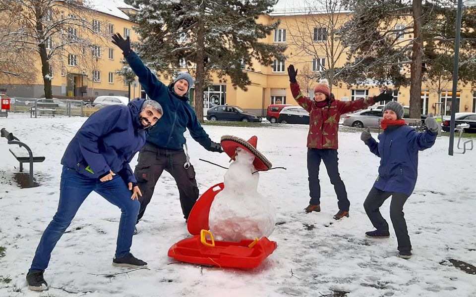 Das Team von mojosa mit einem Schneemann