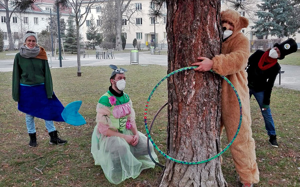 Zirkus mojosa Das mojosa-Team als Zirkusartisten verkleidet