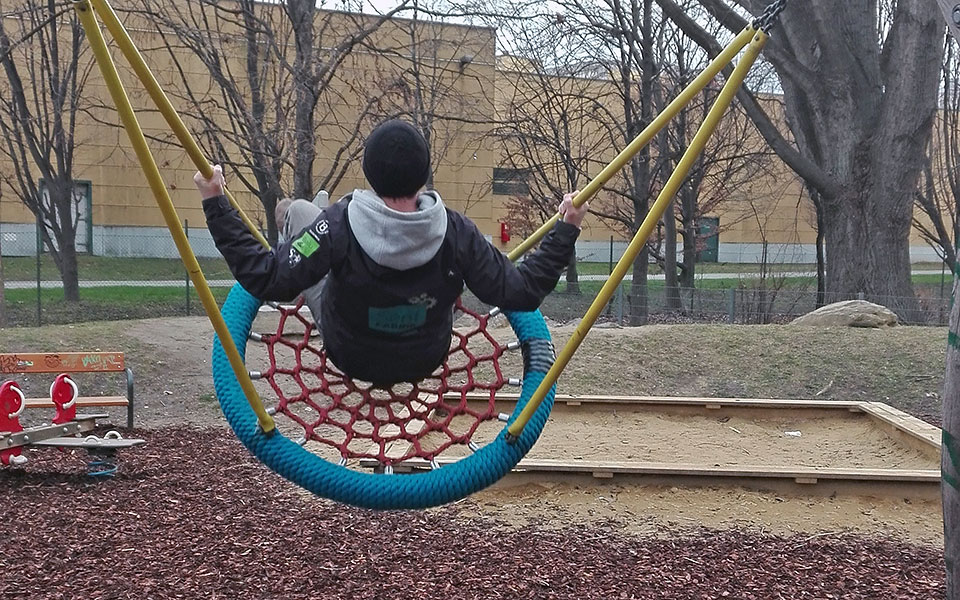 Der Februar in der Senffabrik Balu-Mitarbeiter prüft die Schaukel auf einem Spielplatz