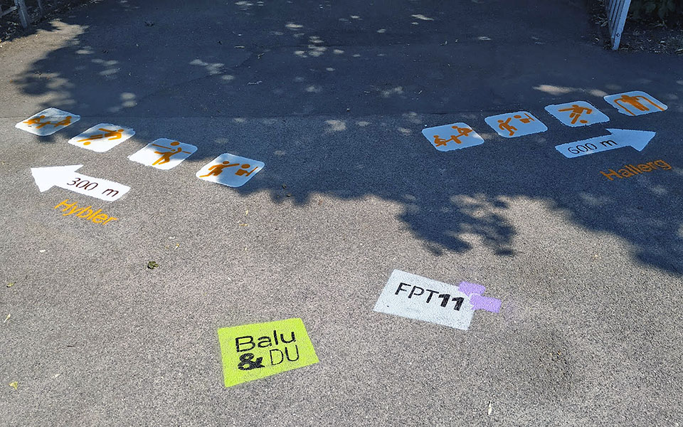 Gemalte Wegweiser auf den Parkwegen