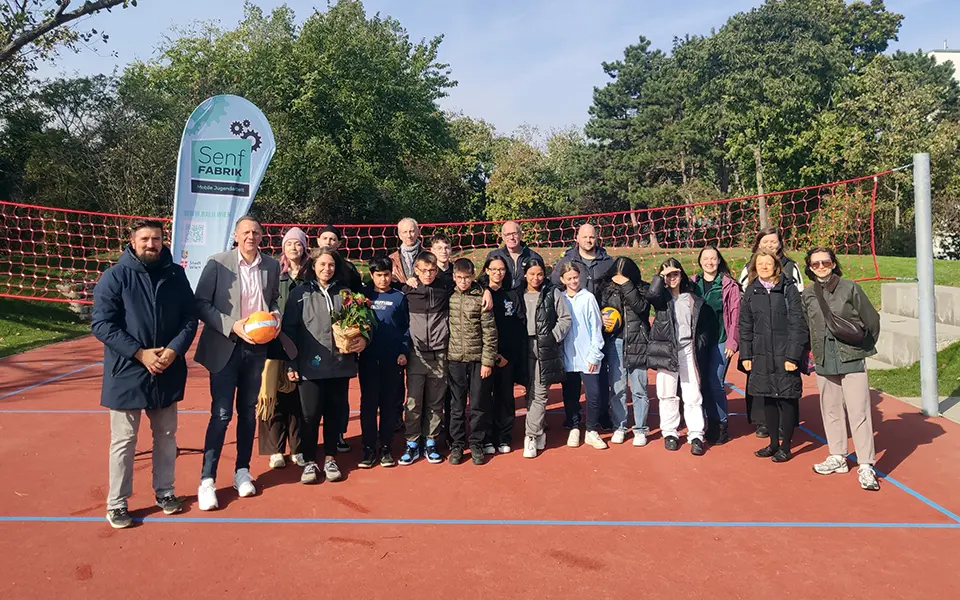 Volleyball Gruppenfoto Ein Gruppenfoto auf einem Volleyballplatz