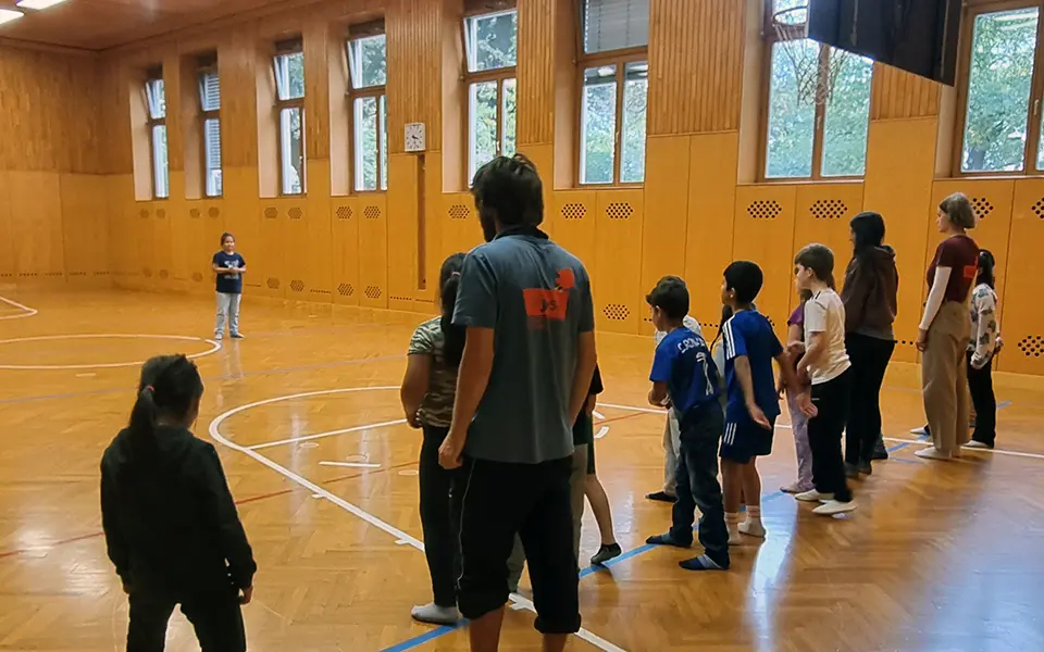 Sporthalle Ein Foto von Kindern in der wiedereröffneten Sporthalle