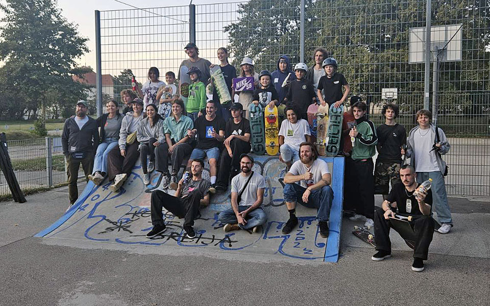 Abschluss der Skateboard-Kurse mit einem Skate-Contest Gruppenbild vom Skate-Contest, dem Abschluss der Skateboard-Kurse