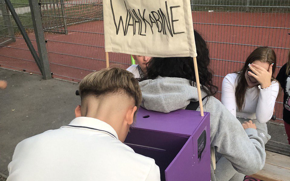 Wahlkabinen-Party vor der Nationalratswahl 2024 Jugendliche wählen bei der Wahlkabinen-Party vor der Nationalratswahl 2024