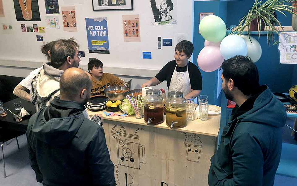Tag der offenen Tür in der Senffabrik Reger Andrang beim Buffet am Tag der offenen Tür in der Senffabrik