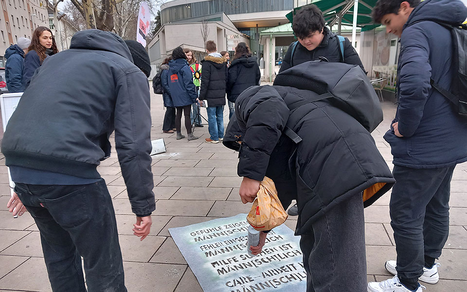Punsch-Stop Bei der Aktion gegen Gewalt haben wir den Gehsteig mit Slogans besprüht.