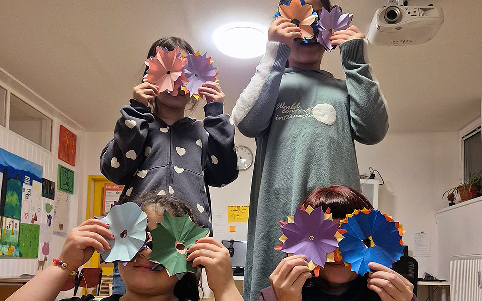 Mädchentag: Blumen gegen Gewalt